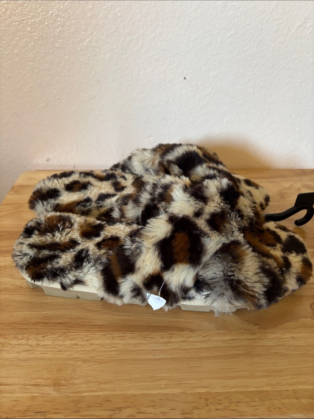 Woman’s Fluffy Leopard Print Slide Slippers Size 7/8 NWT - Picture 3 of 7